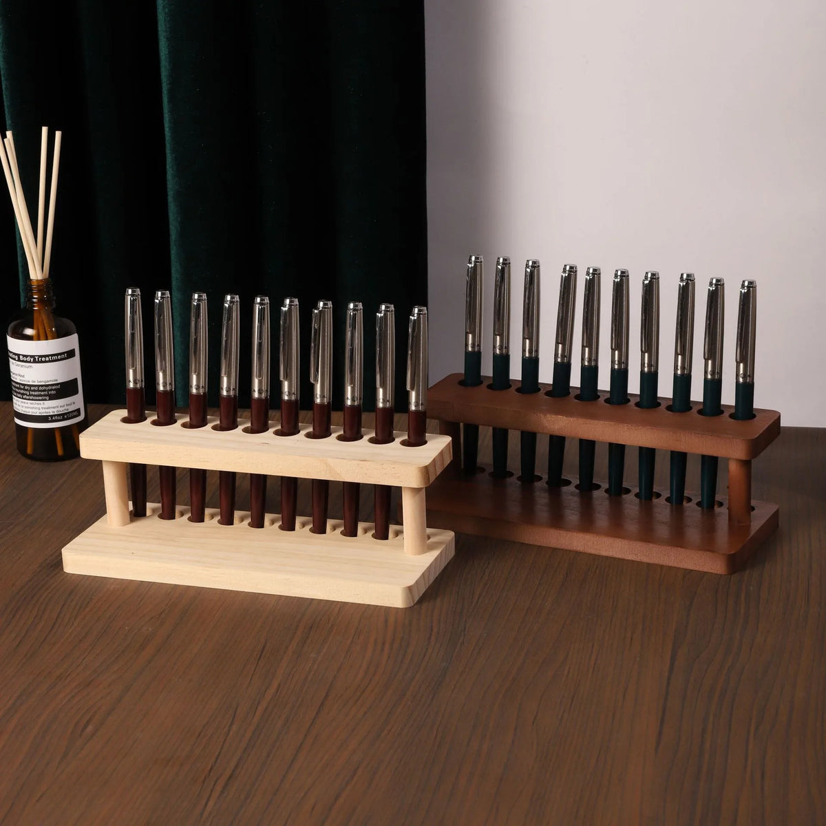 Organizador de Escritorio de Madera de Nogal — Portalápices y Soporte para Móvil