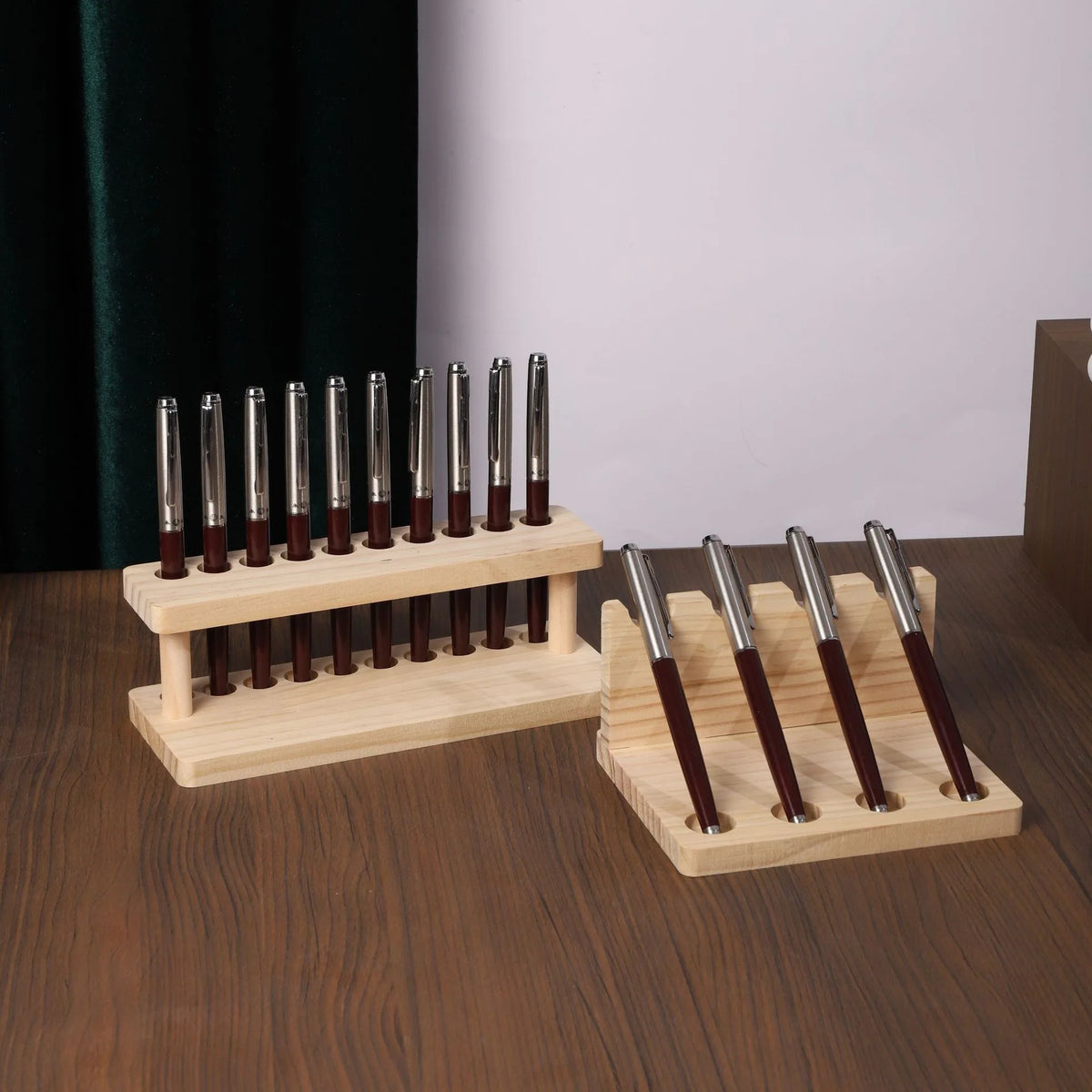 Organizador de Escritorio de Madera de Nogal — Portalápices y Soporte para Móvil
