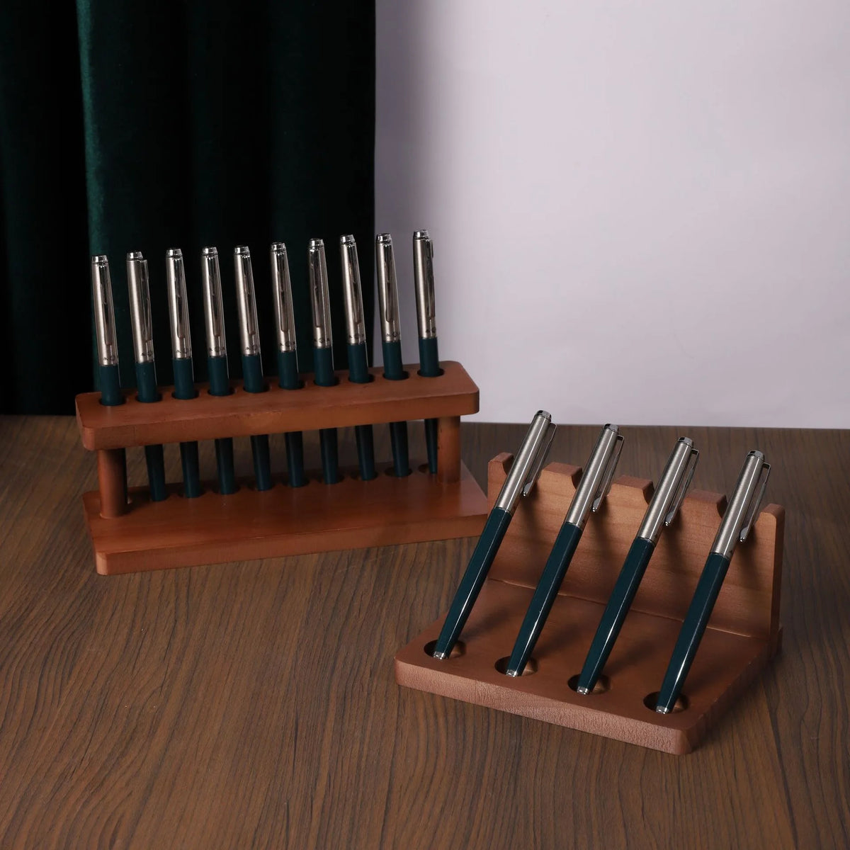 Organizador de Escritorio de Madera de Nogal — Portalápices y Soporte para Móvil